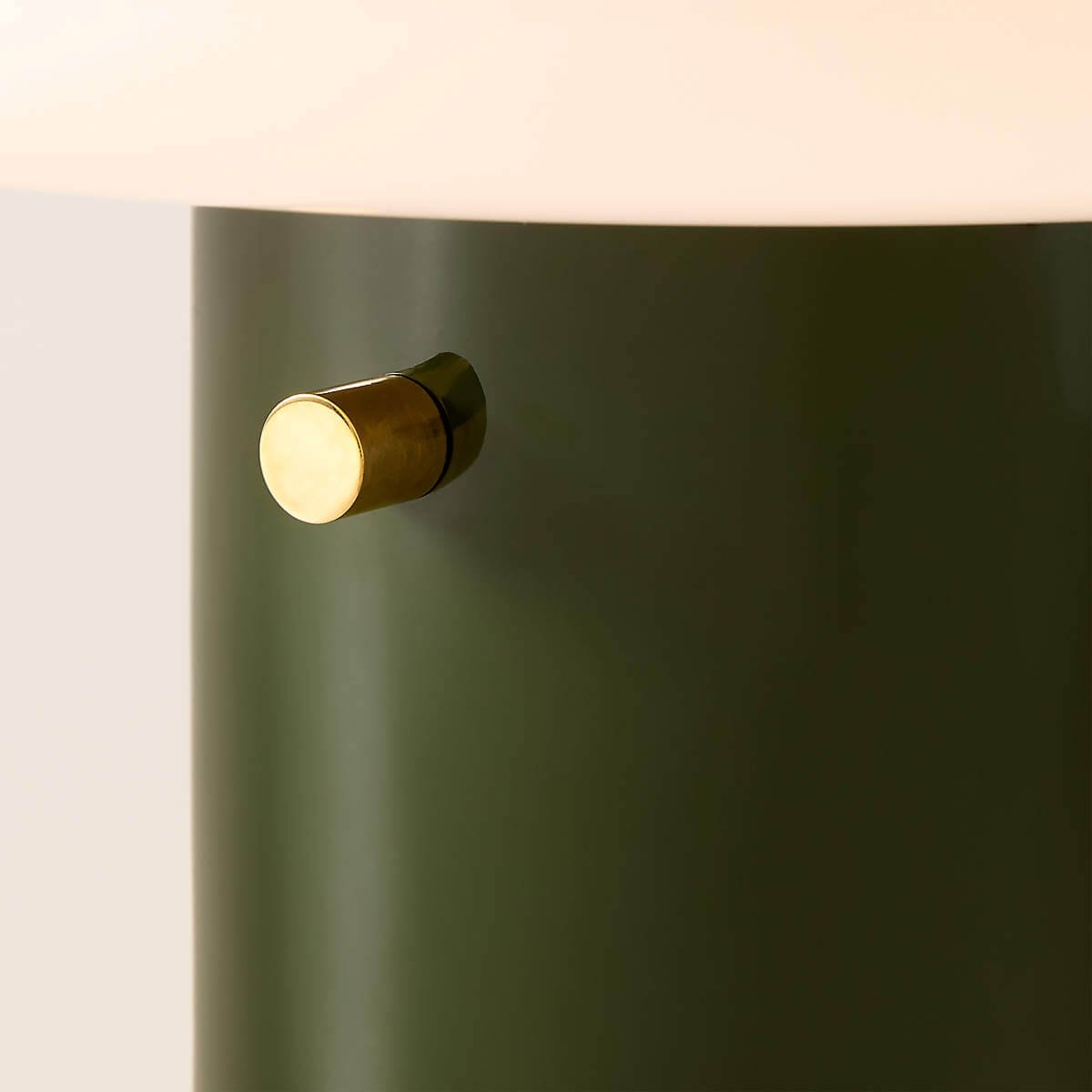 طاولة جانبية بسرير مع درج